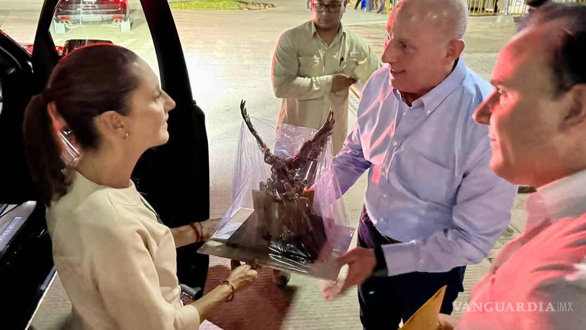 Recibe Claudia Sheinbaum réplica del Águila del Giro Independencia en Torreón