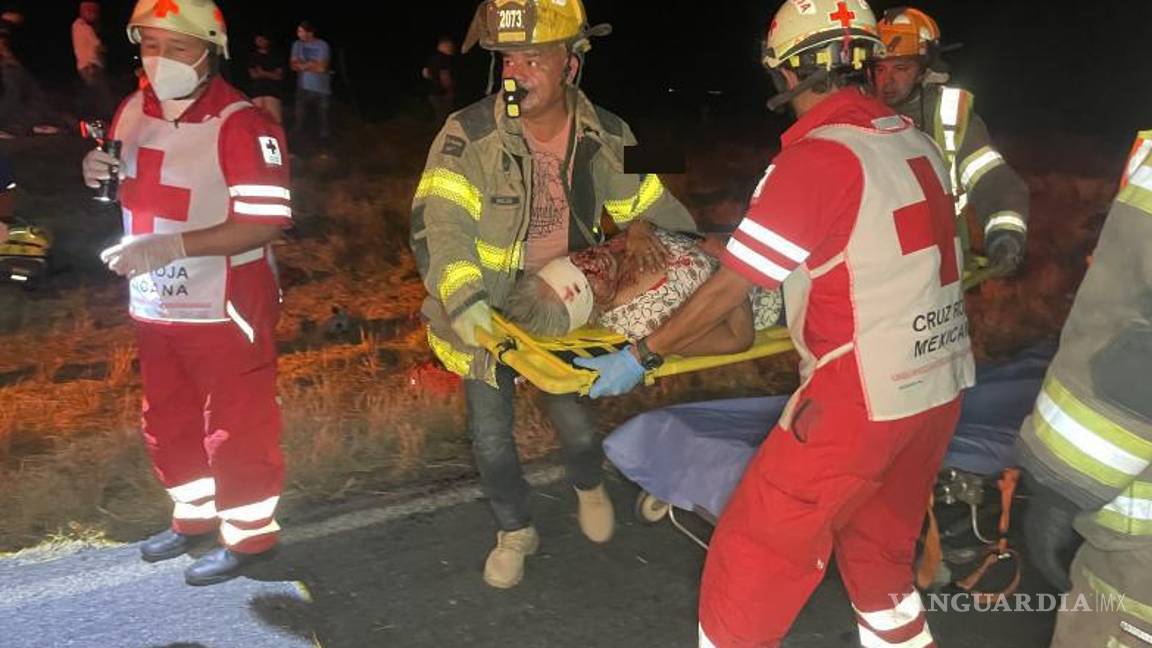 $!Paramédicos de distintas corporaciones trabajaron a contrarreloj para atender y trasladar a los lesionados, incluidos tres menores de edad.