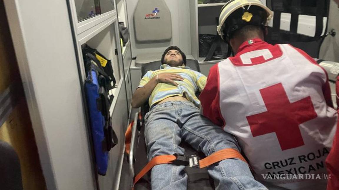 $!Paramédicos de la Cruz Roja brindaron los primeros auxilios al joven accidentado antes de trasladarlo al Hospital General.