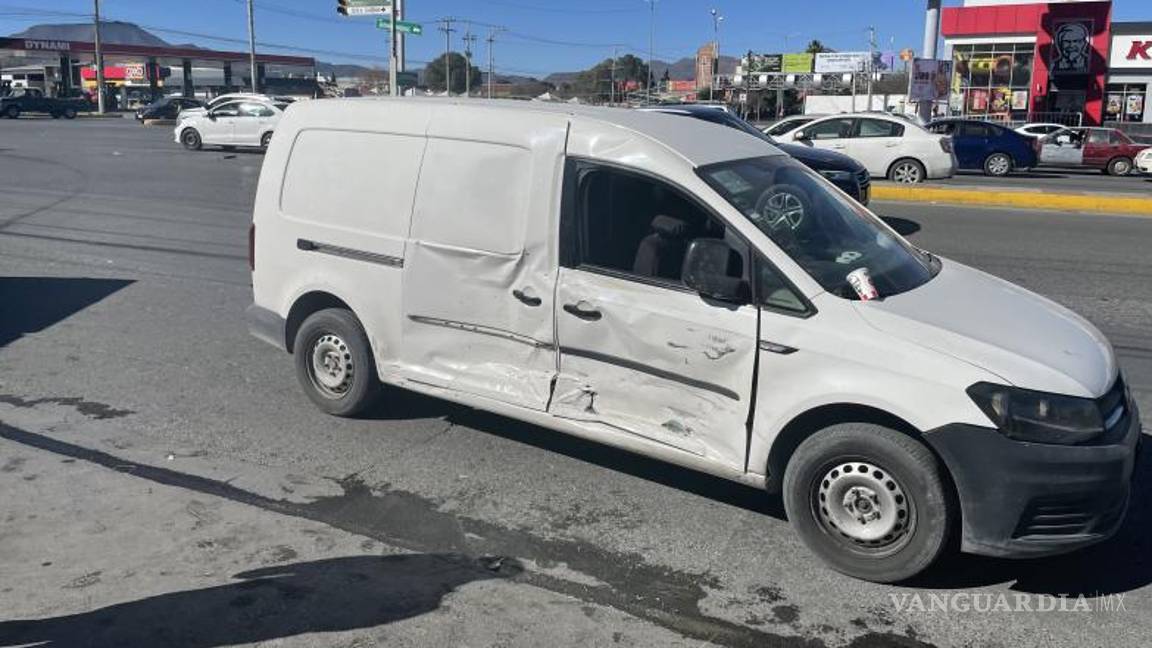 $!Cuando les faltaban pocos metros de llegar a su destino, una camioneta Caddy Volkswagen blanca se les atravesó a su paso.