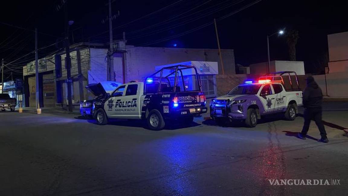 $!Los oficiales de la Policía Municipal trataron de auxiliar al hombre antes de la llegada de los paramédicos.