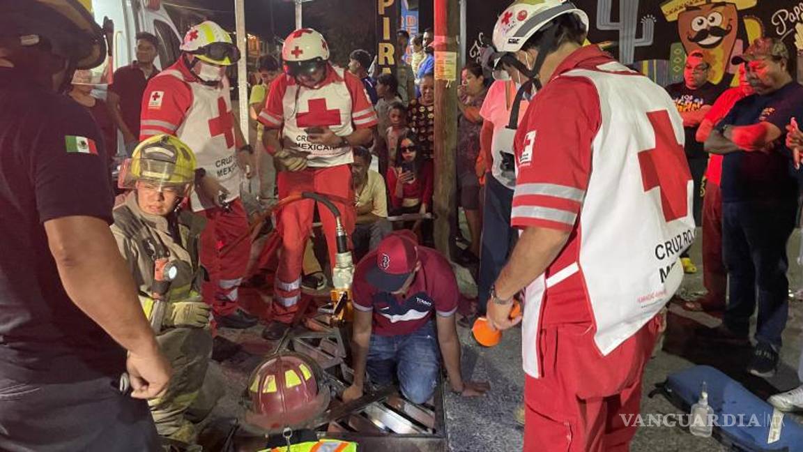 $!El joven Jorge recibió aliento y apoyo de los paramédicos de Cruz Roja mientras se coordinaba el esfuerzo de rescate.