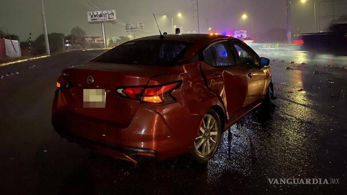 $!Conductores afectados permanecieron en el lugar mientras las autoridades realizaban las diligencias.