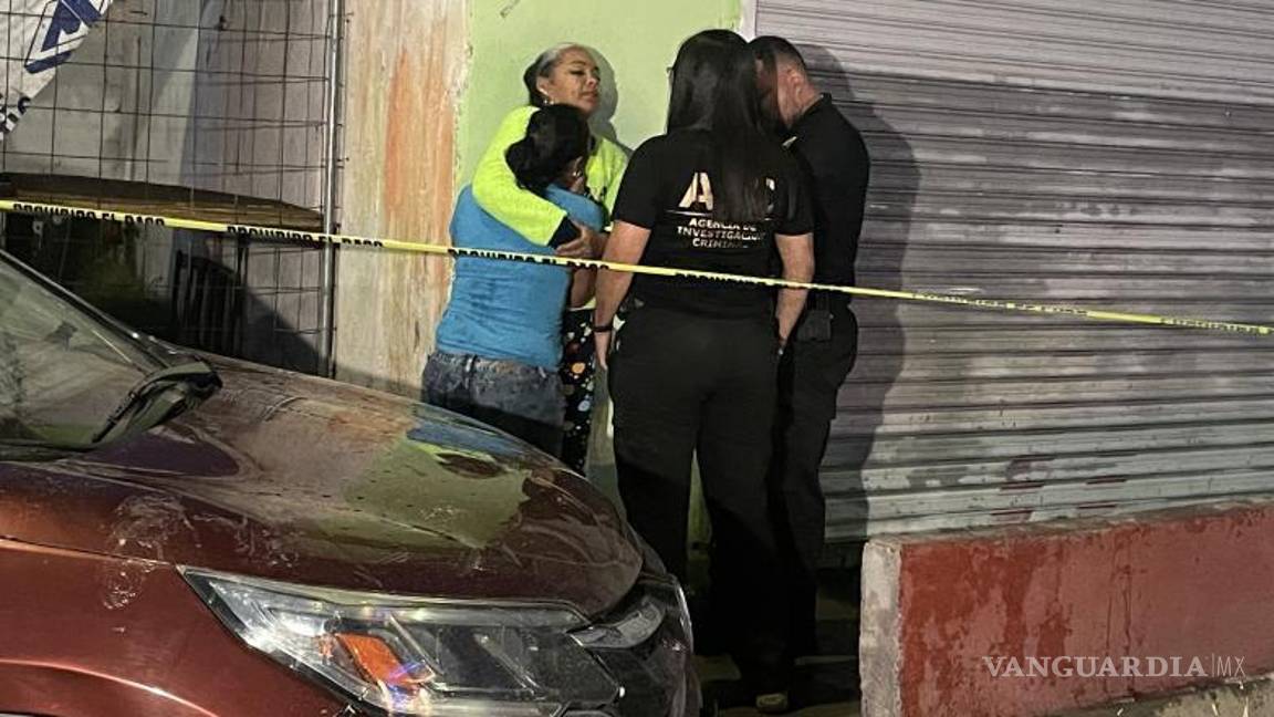 $!Los familiares de la menor llegaron a la escena y reclamaron a las autoridades del plantel escolar.