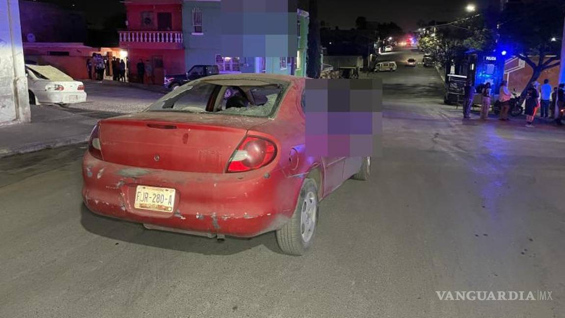 $!Vehículos estacionados resultaron con cristales rotos durante el enfrentamiento en la calle Constitución.