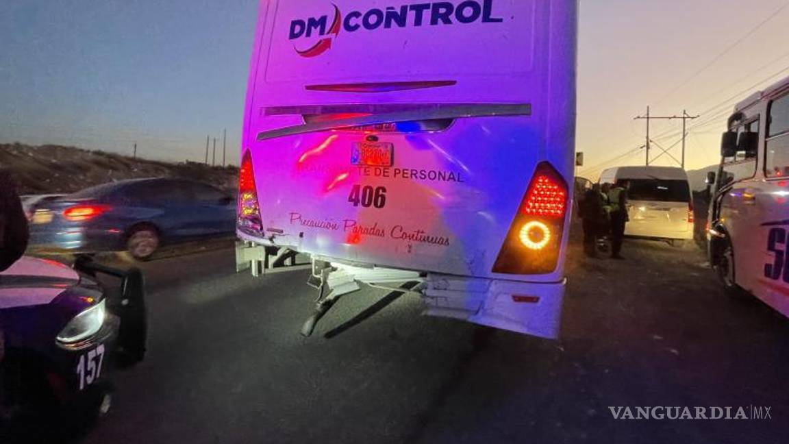 $!El accidente ocurrió durante las primeras horas de este miércoles, cuando los camiones se dirigían al parque industrial Santa María.