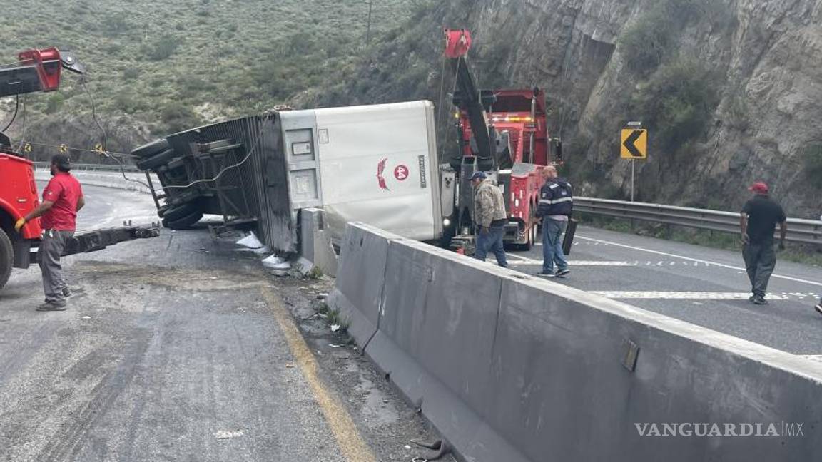 $!Durante el accidente no se reportaron personas heridas y los daños fueron considerables para el trailer participante, el cual transportaba 20 toneladas de sal en grano.