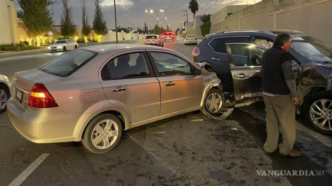$!El aparatoso accidente provocó caos vial por algunos minutos.