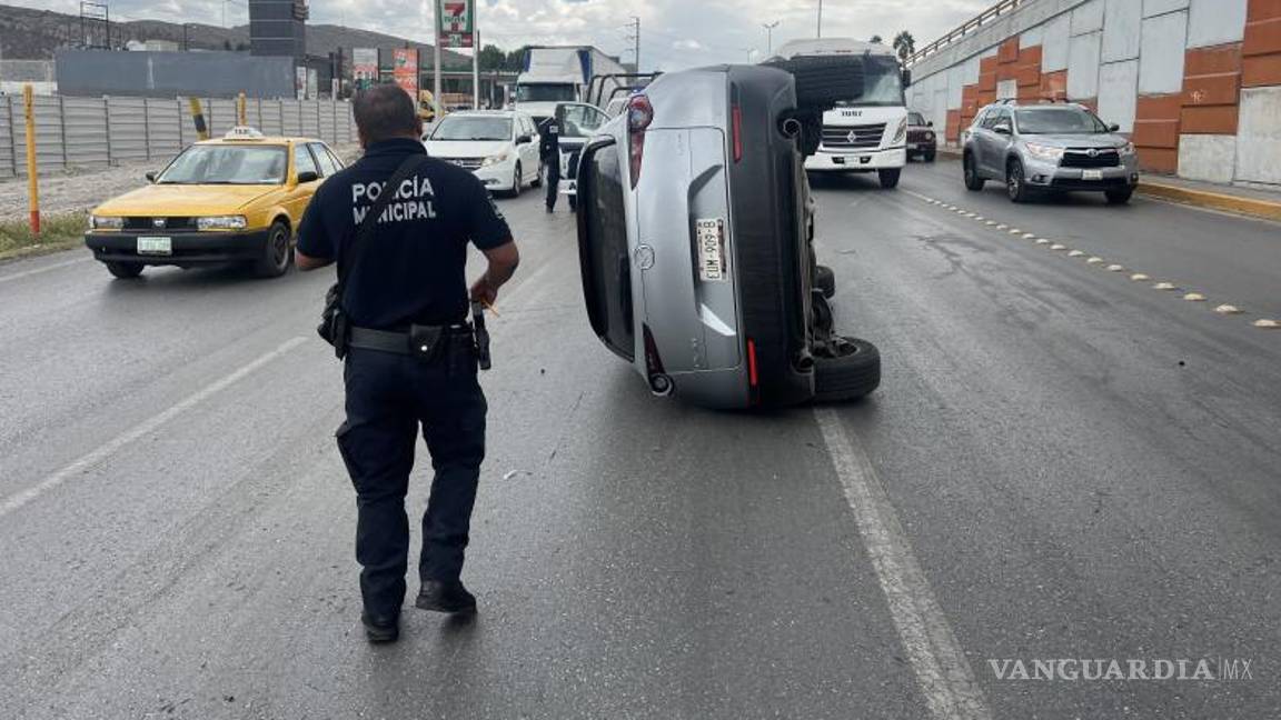 $!Un segundo vehículo se volcó al intentar esquivar el accidente.
