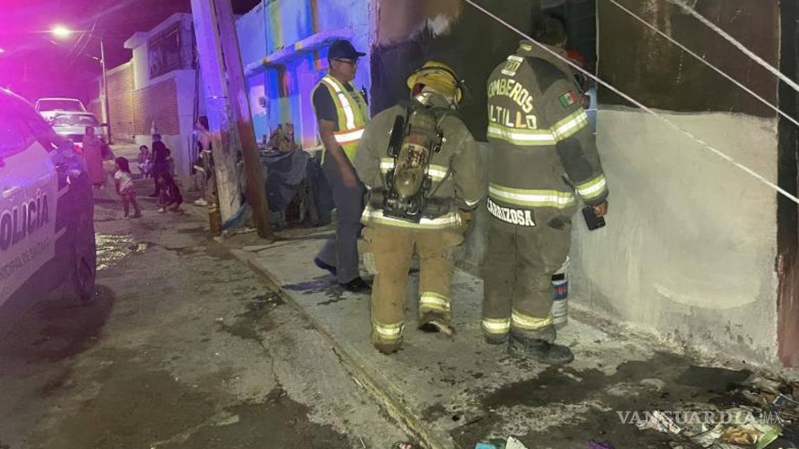 $!Vecinos apoyaron a los bomberos con cubetas de agua para apagar las llamas.