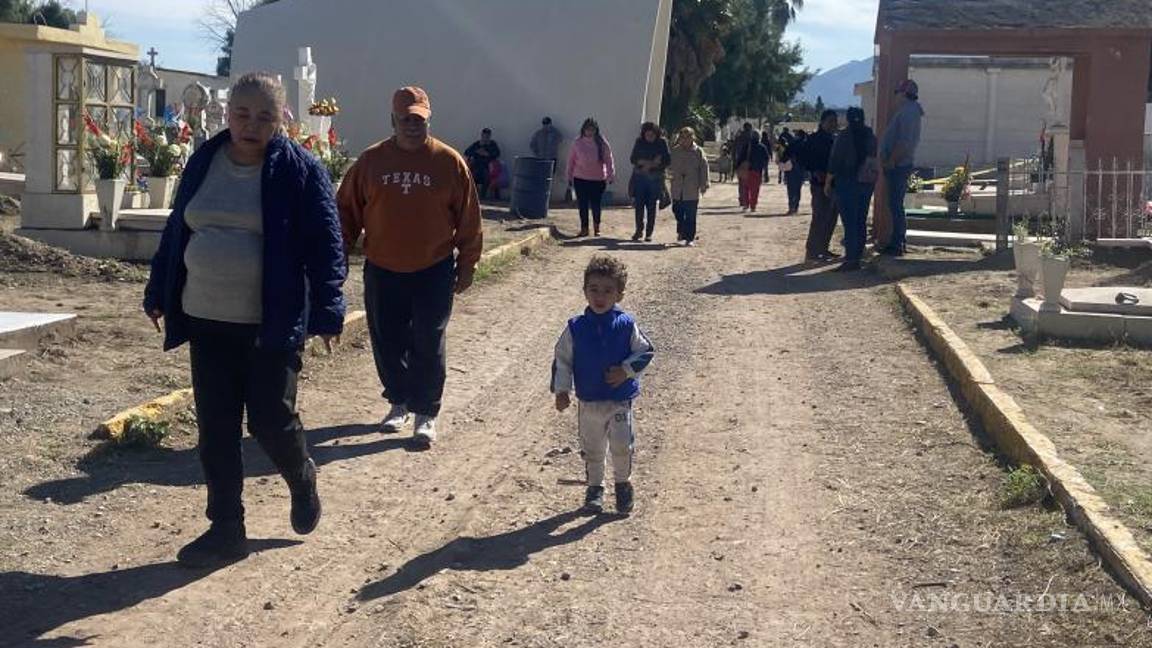 $!Muchos monclovenses visitaron la tumba de sus seres queridos.