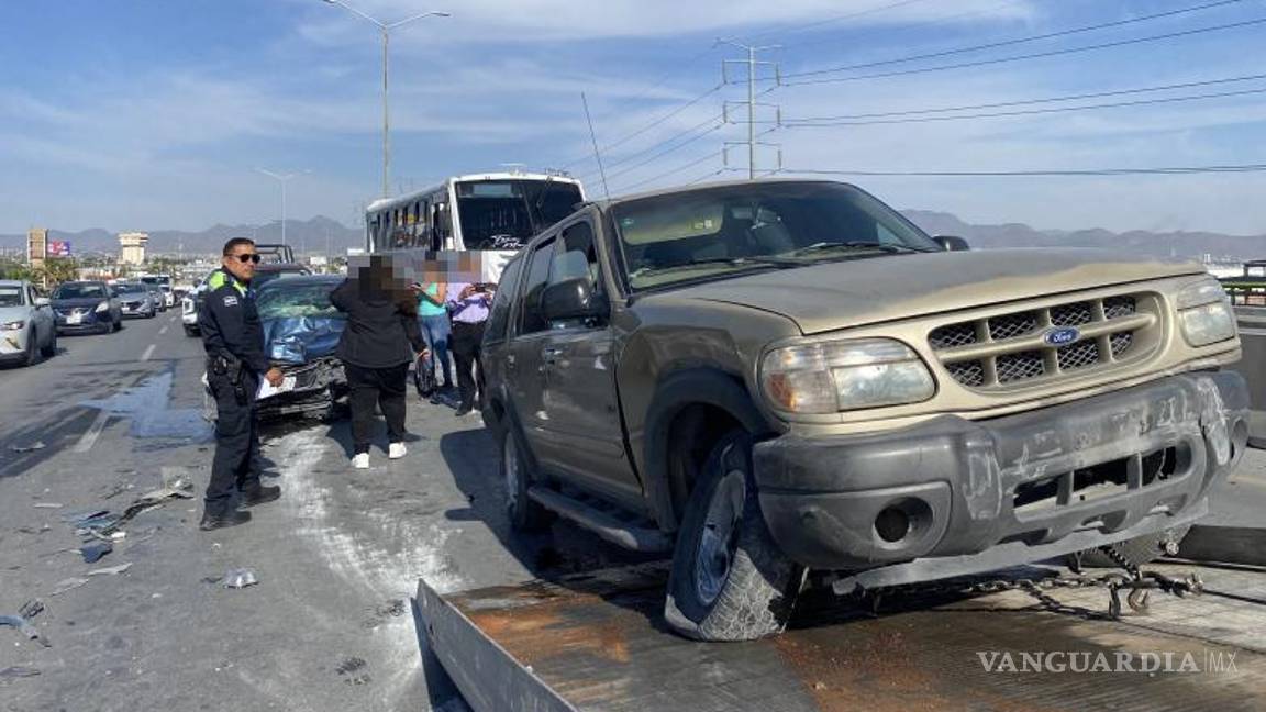 $!Personal de Tránsito acudió al lugar para controlar el tráfico y evitar más choques.