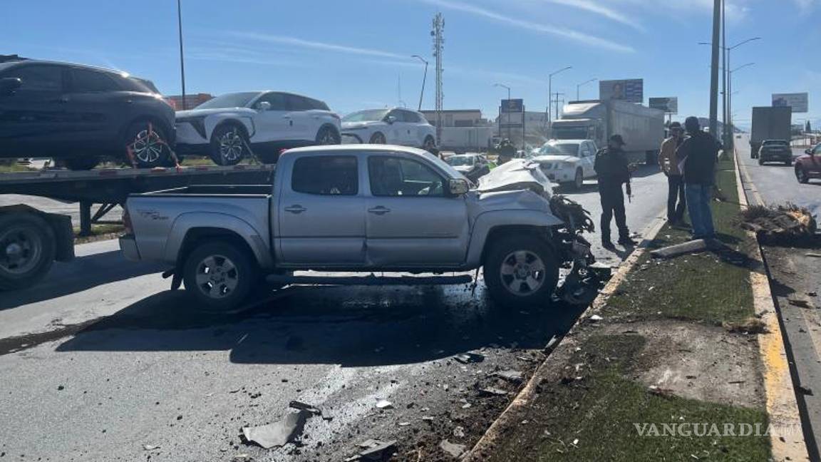 $!El tráiler de la empresa Tramossa derribó una palma y cruzó al carril contrario tras perder el control en el bulevar Ramos Arizpe.