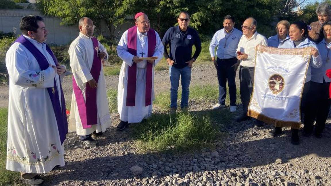$!El obispo, leyendo un pasaje del evangelio de San Mateo, reflexionó sobre el tema.