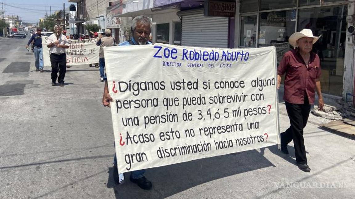 $!Con mantas y consignas, los manifestantes recorrieron el Centro de Monclova en demanda de justicia social.