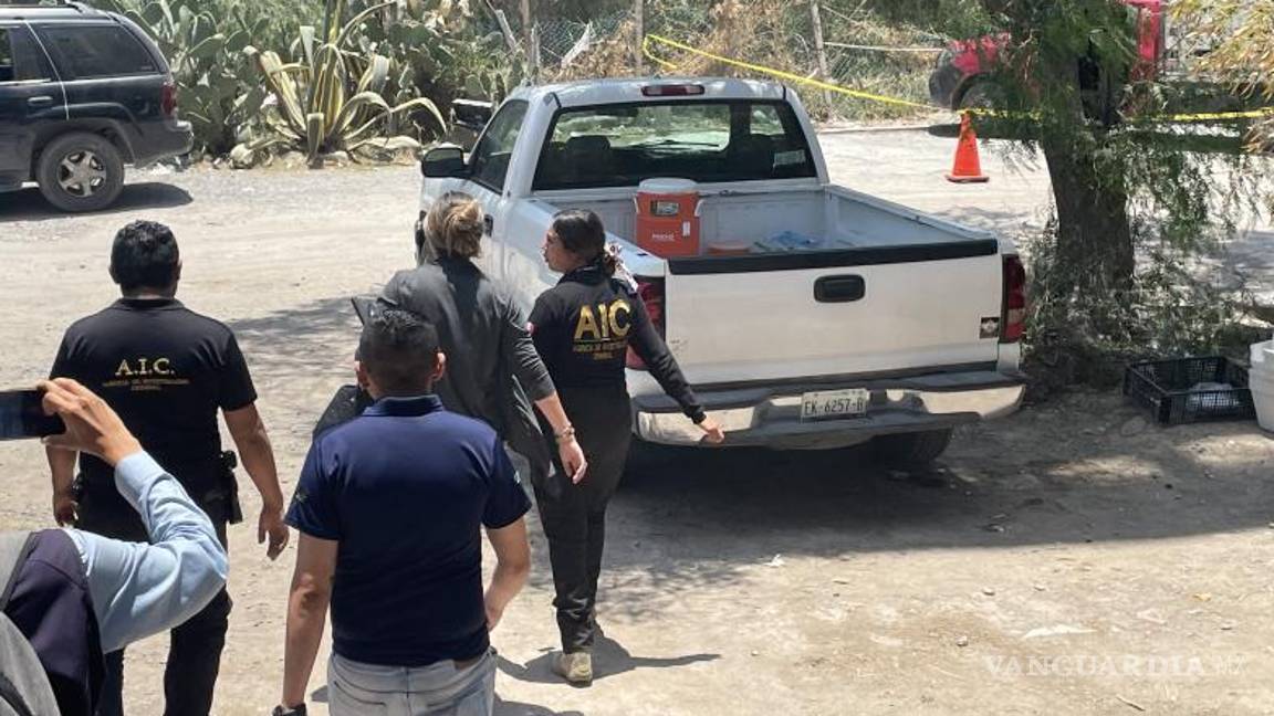 $!En el exterior del negocio no permitieron que el perito de la FGE realizara la inspección a la camioneta, la cual ya estaba acordonada.