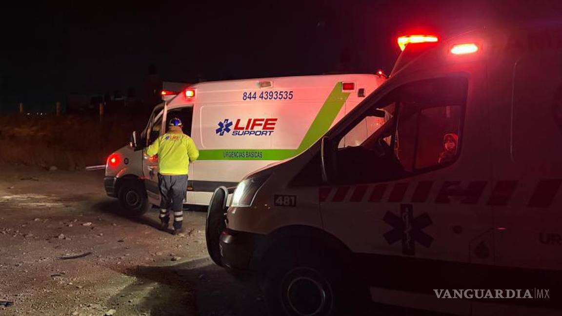 $!El conductor de la camioneta fue atendido por paramédicos de Life Support y trasladado al hospital.