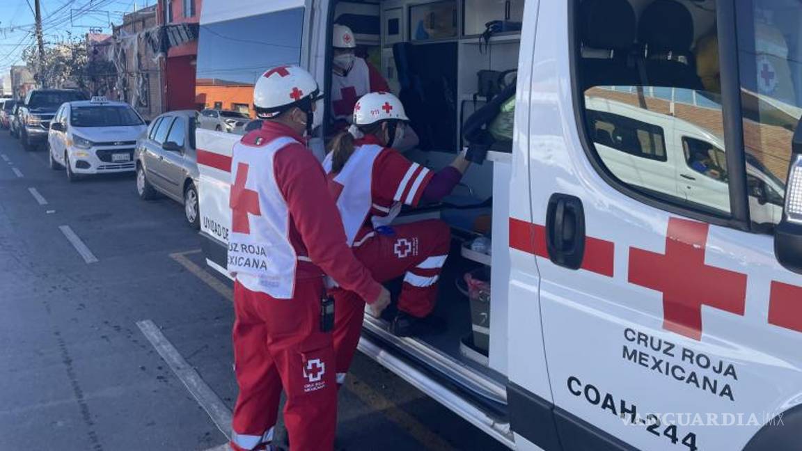 $!Una ambulancia de la Cruz Roja llegó al lugar para evaluar a los ocupantes de los vehículos involucrados.