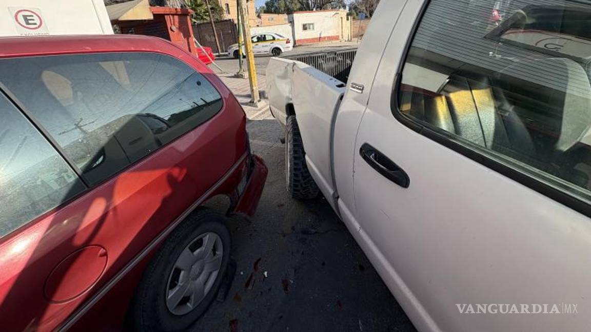 $!La unidad impactada fue proyectada contra una camioneta estacionada.