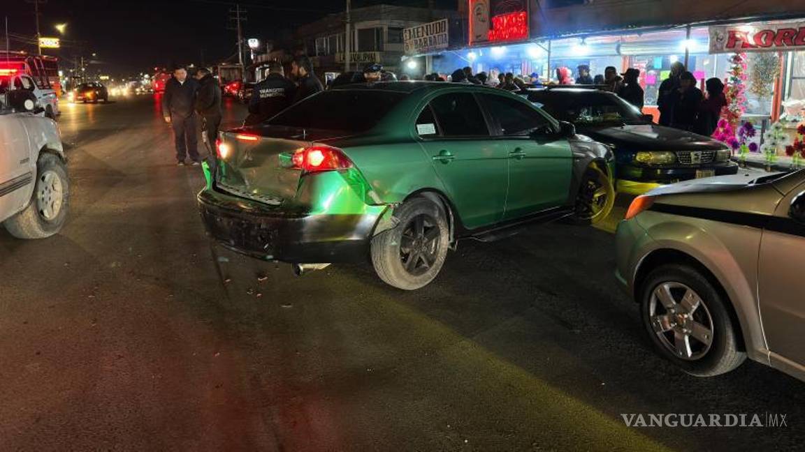 $!El automóvil involucrado permaneció en la escena mientras las autoridades recababan evidencia.