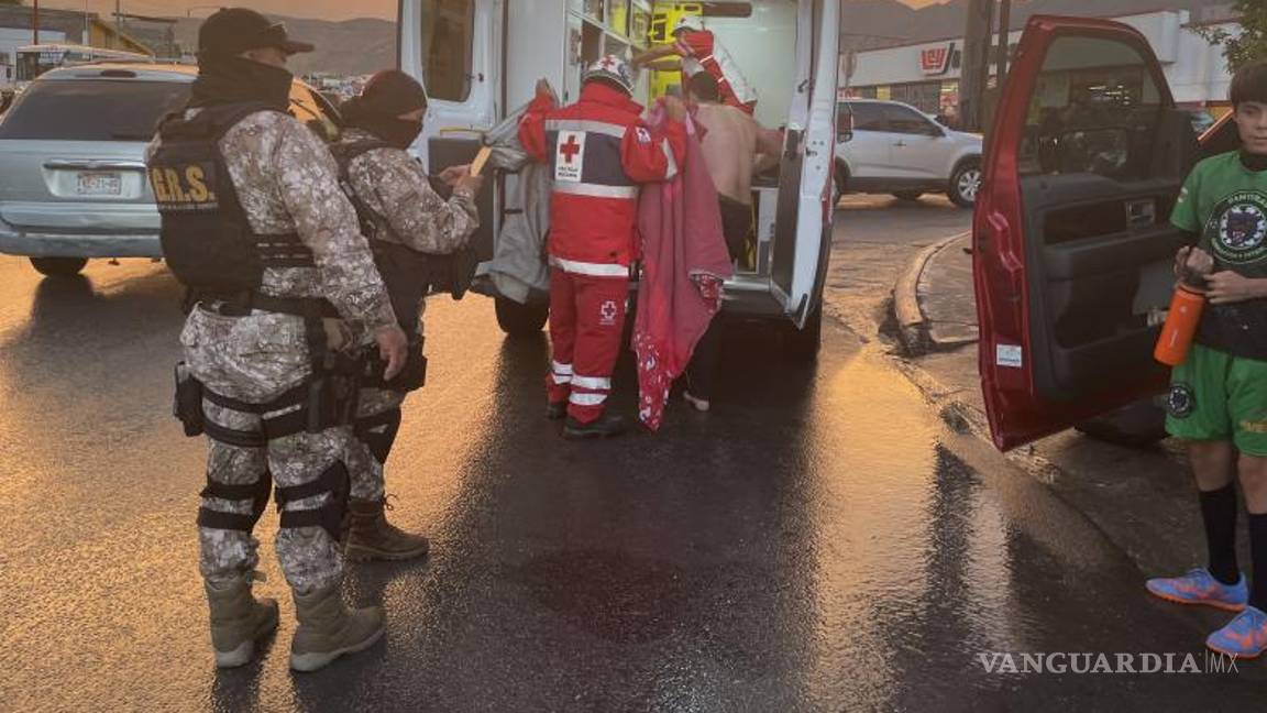$!El hombre que intentó salvar a la menor sufrió hipotermia, debido a la fuerte corriente que también intentó arrastrarlo.