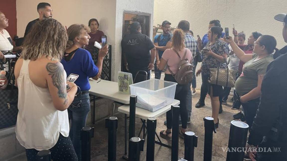 $!Cabe mencionar que las puertas del salón o casa de préstamos fueron cerradas para impedir la salida del funcionario que hizo la denuncia.