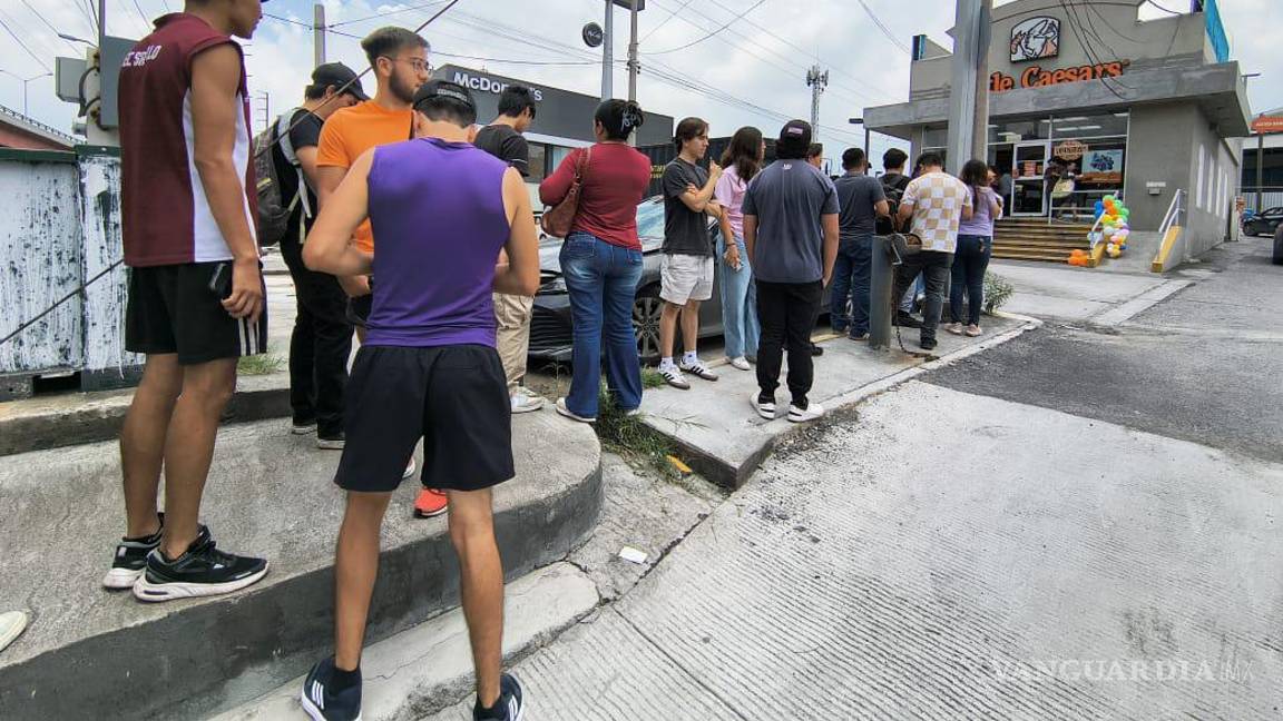Furor por pizza a 10 pesos: Largas filas en Little Caesars por promoción viral en Saltillo