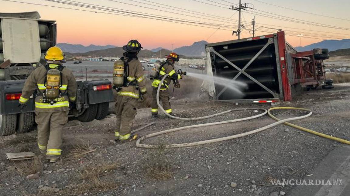 $!El personal de emergencia trabajo para controlar el riesgo de explosión.