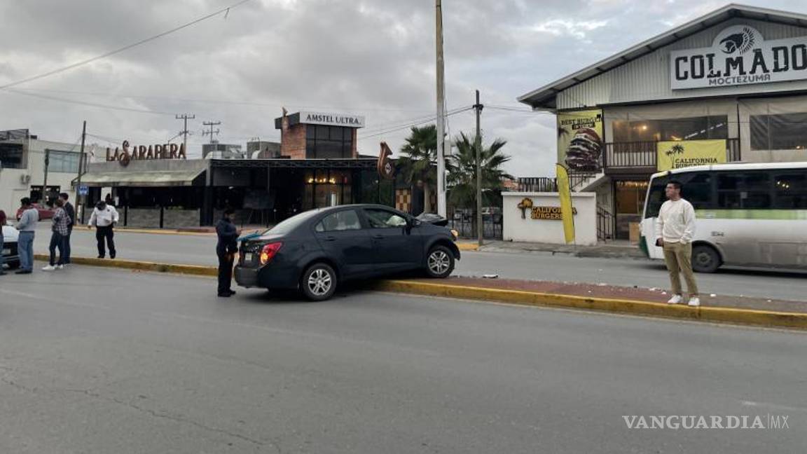 $!Estuvo a punto de derribar la luminaria y por fortuna no se reportaron personas lesionadas.