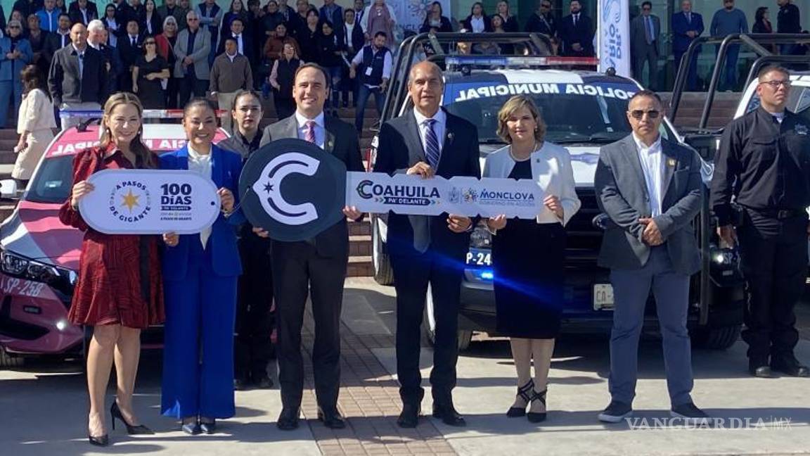 $!Al finalizar el Informe, el alcalde Mario Dávila y el gobernador Manolo Jiménez entregaron 23 unidades para el departamento de Seguridad Pública.