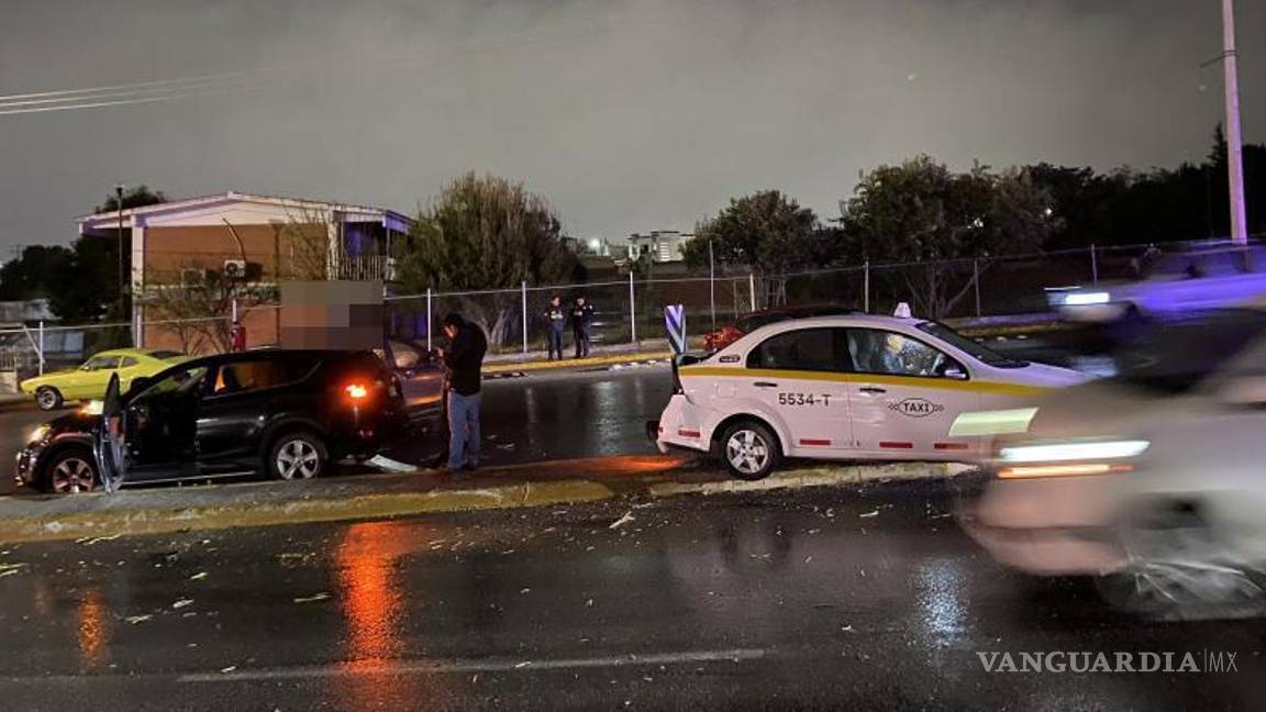 $!El accidente en el paso inferior del periférico Luis Echeverría generó tráfico intenso durante varias horas.