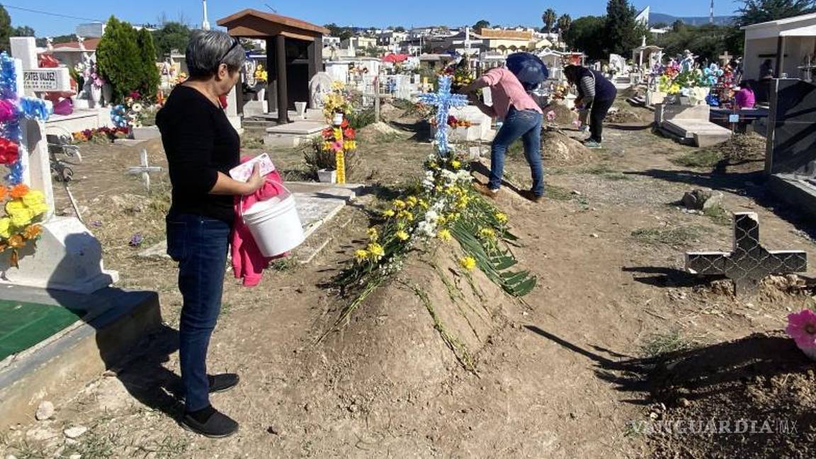$!Ajetreados se vieron los visitantes de los panteones de Monclova.
