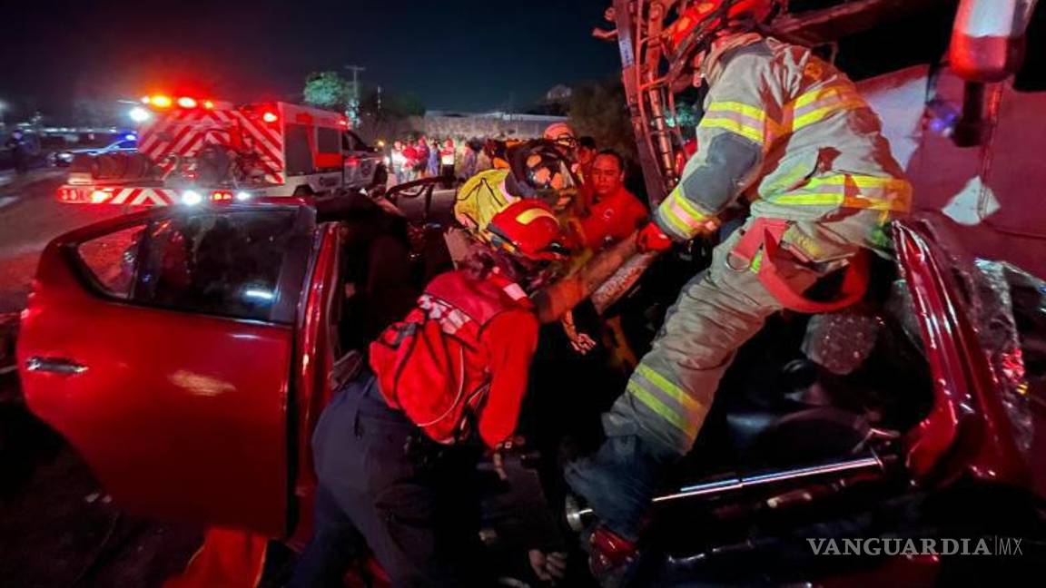 $!Bomberos de Ramos Arizpe utilizaron las “quijadas de la vida” para rescatar a los ocupantes atrapados en el vehículo.