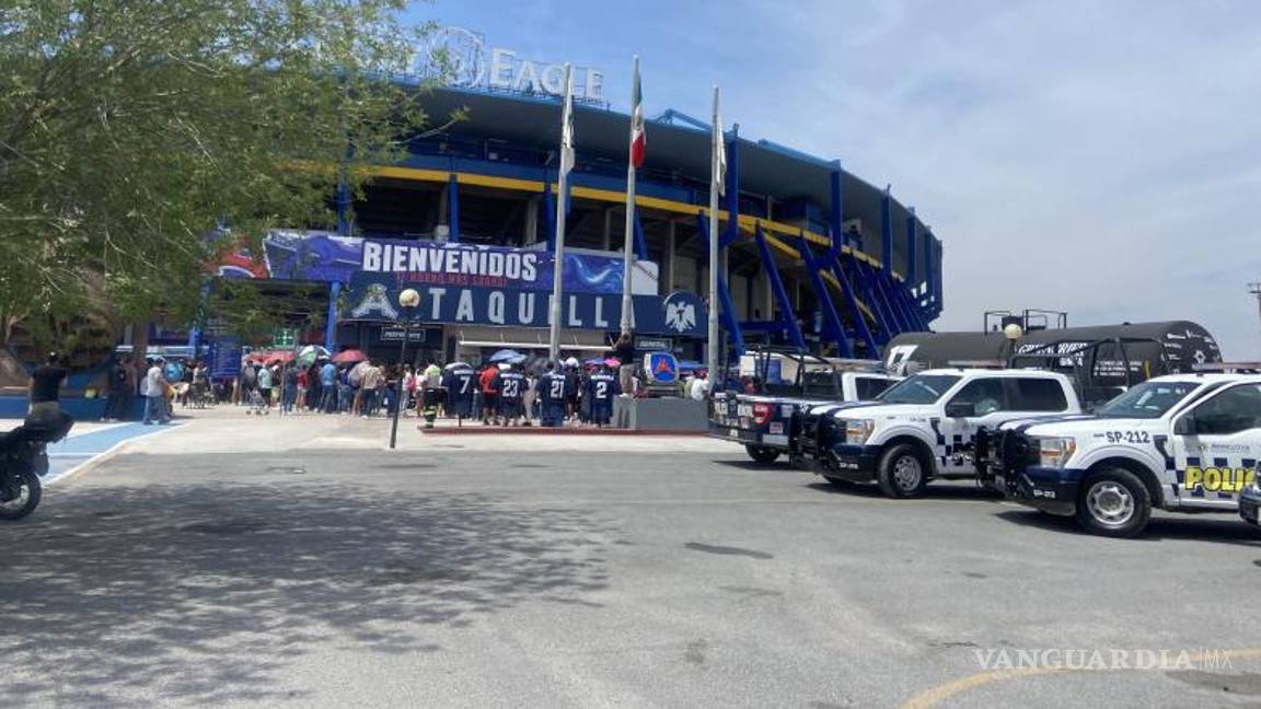 $!En los alrededores del estadio se veía la larga fila desde la noche del lunes.