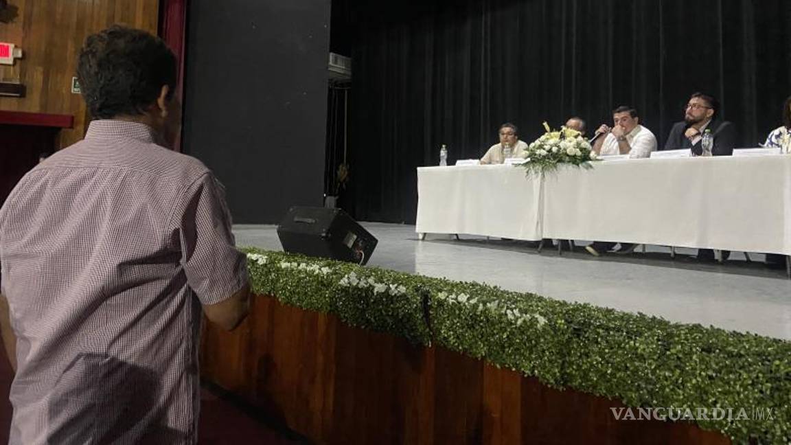 $!Los funcionarios escucharon atentos las dudas expresadas en la reunión.