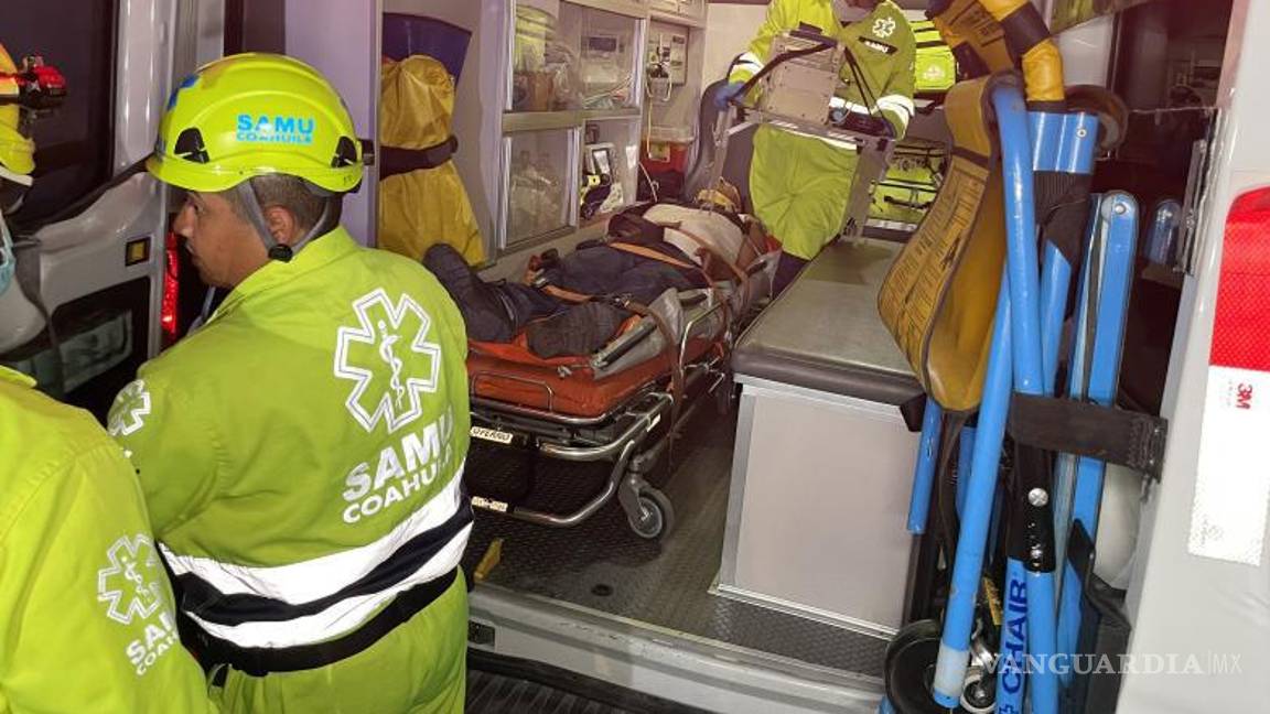 $!Elementos de la Secretaría de Salud de Coahuila acudieron al choque para atender a los heridos.