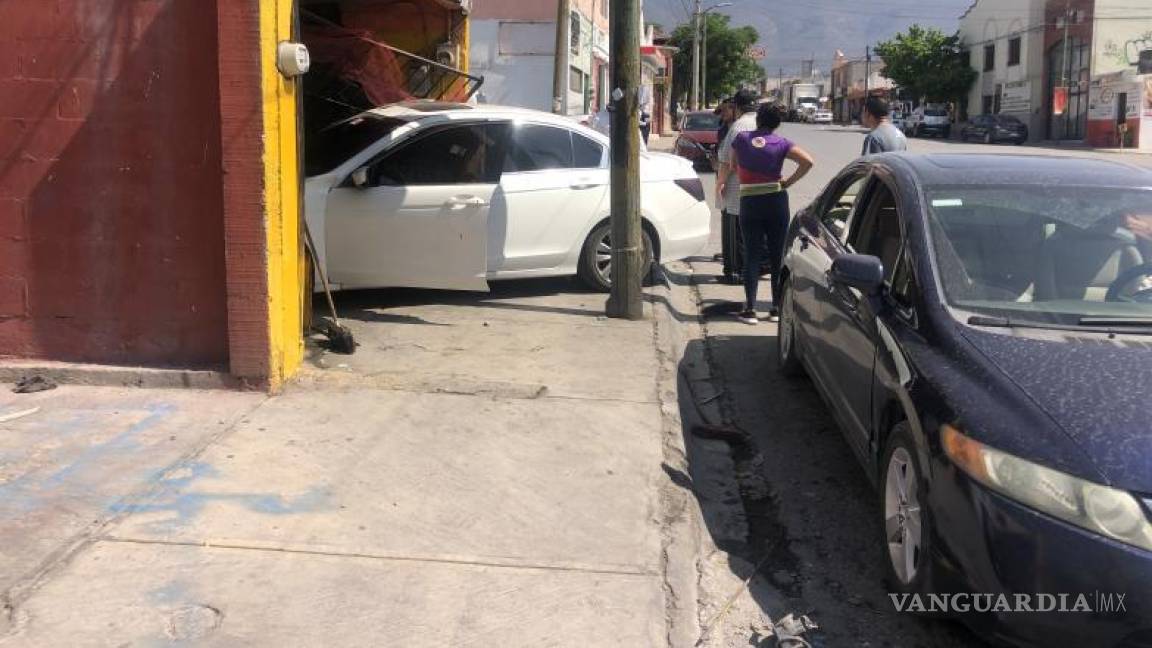 $!Veloz conductor se mete a una pollería en la colonia Morelos de Saltillo