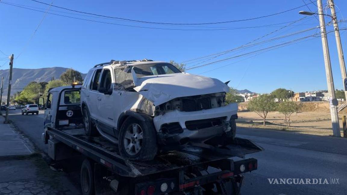 $!Camioneta Ford Explorer quedó bajo resguardo tras chocar contra una casa en Saltillo.