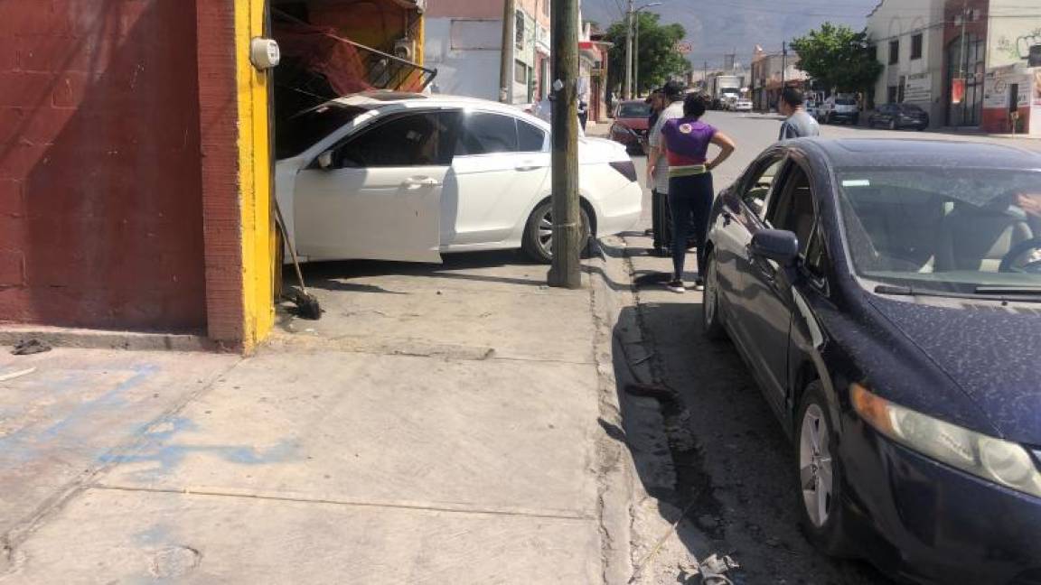 $!Veloz conductor se mete a una pollería en la colonia Morelos de Saltillo