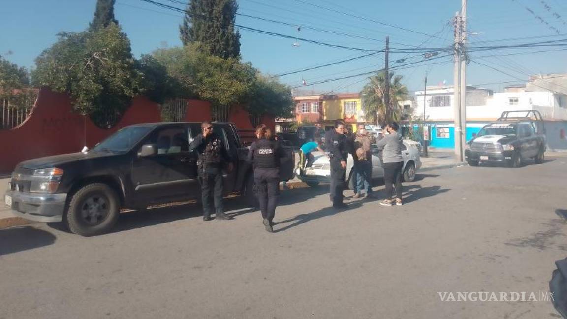 $!Al sitio llegó la Policía Civil Coahuila, la Policía Municipal y la Unidad de Integración Familiar convocados por los padres de familia.