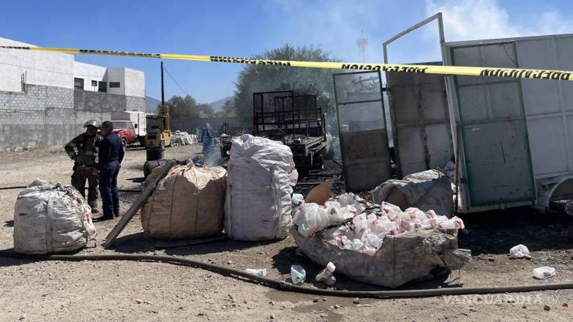 $!El incendio inició por una colilla de cigarro y se extendió rápidamente a materiales plásticos.