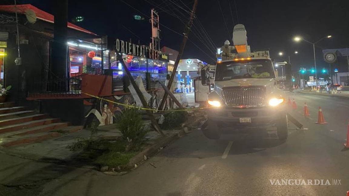 $!Policías acordonaron la zona para evitar nuevos accidentes durante las maniobras.