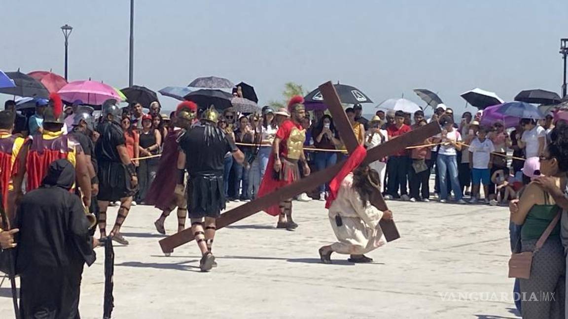 $!El Viacrucis viviente recorrió el bulevar Francisco I. Madero, llevando el mensaje de fe y esperanza a la ciudad.