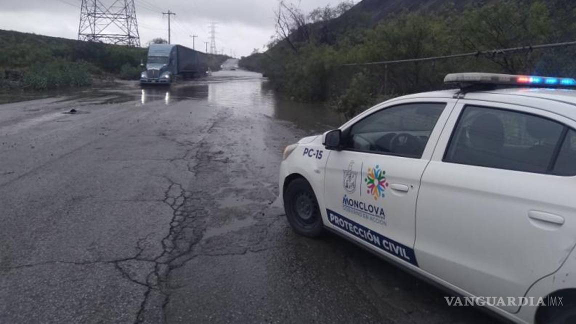 $!En vados por lo general se hace la acumulación de agua y por precaución no se deben cruzar para que los carros no se queden varados y los arrastre la corriente.