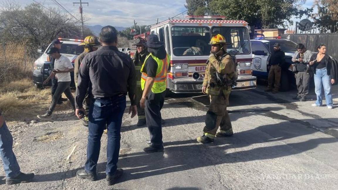 $!Materiales inflamables y vientos fuertes complicaron el control del fuego; bomberos evitaron que se extendiera.