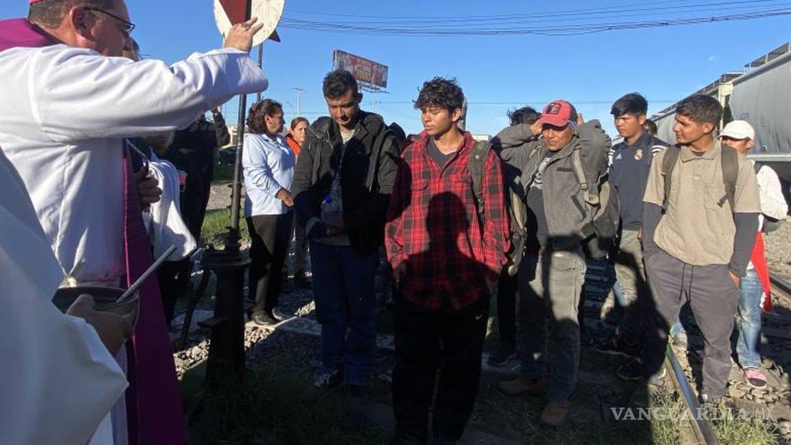 $!Hilario González elevó una plegaria por los migrantes que se acercaron a escuchar.