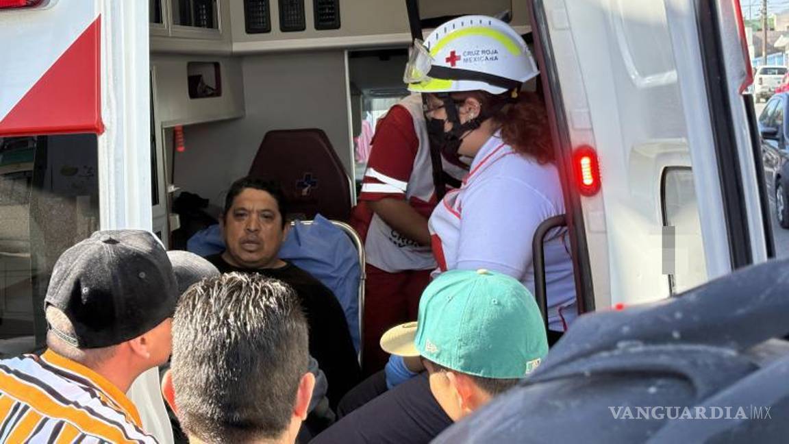 $!Paramédicos de la Cruz Roja brindaron los primeros auxilios a Joel Óscar tras el fuerte impacto contra el pavimento.