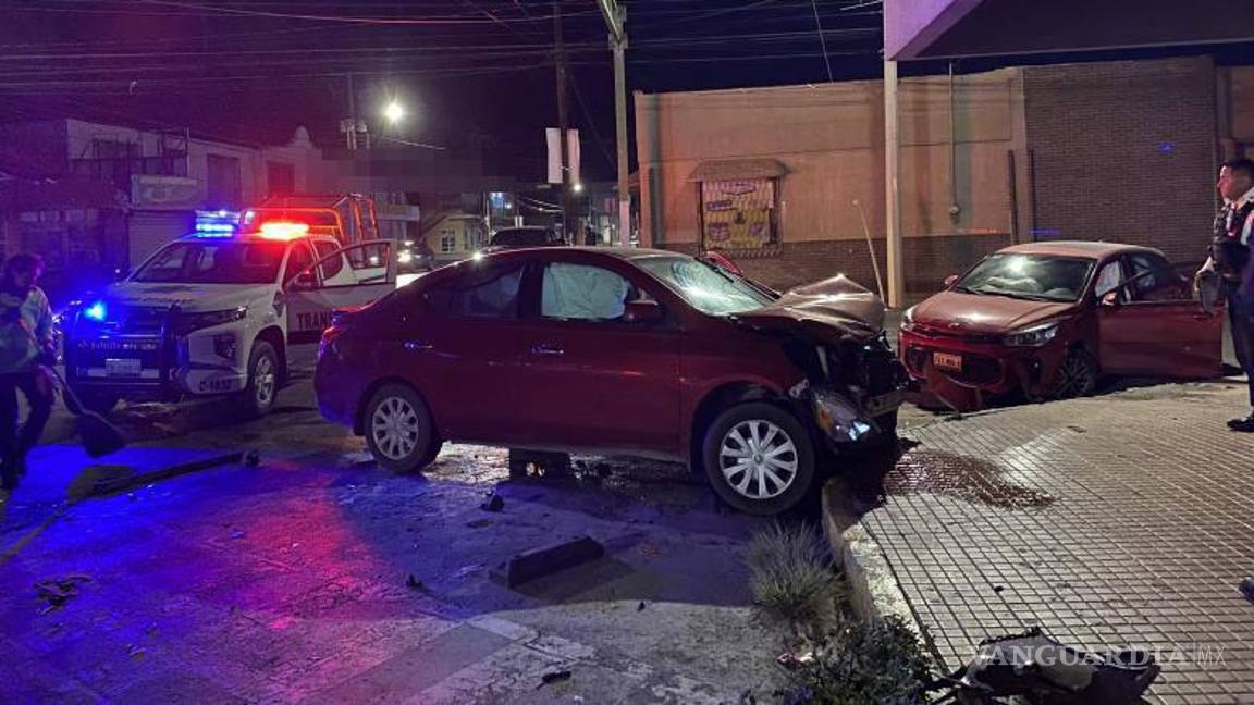 $!El impacto entre el Nissan Versa y el Kia Río dejó daños materiales, pero sin personas lesionadas.