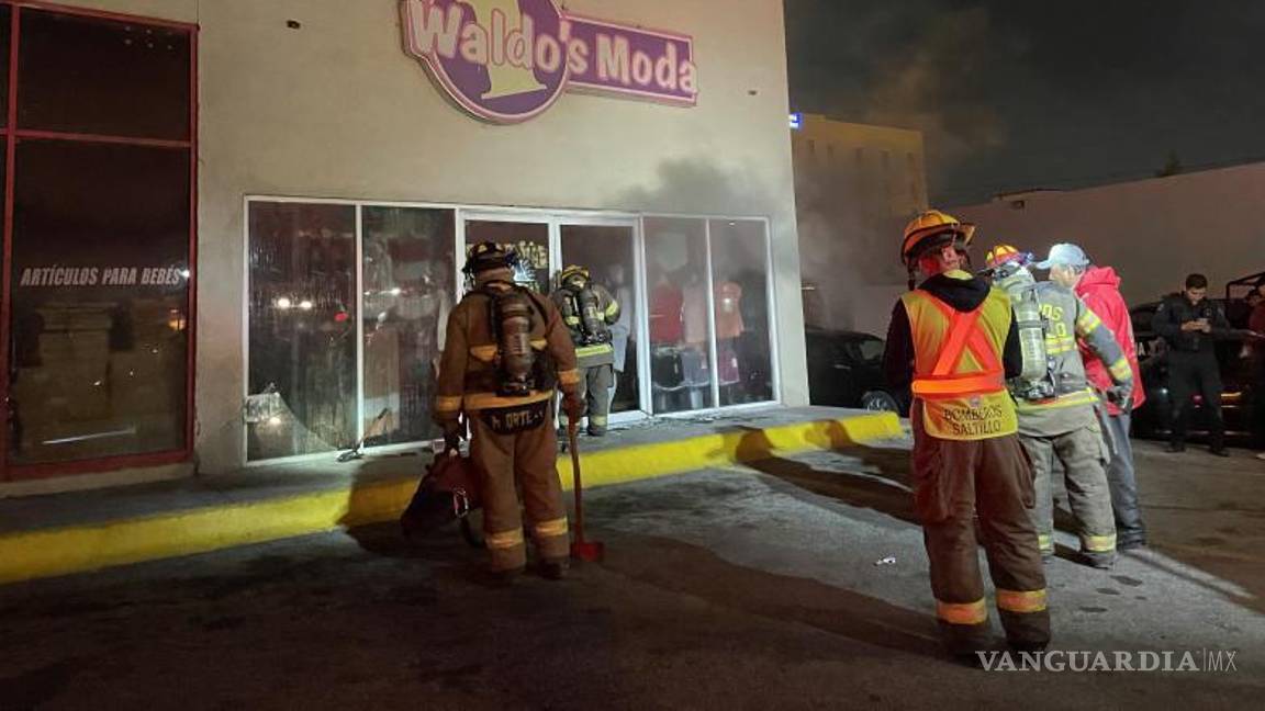 $!Personal de bomberos se retiró del lugar y dejó a cargo a elementos de Protección Civil para realizar la evaluación del inmueble.