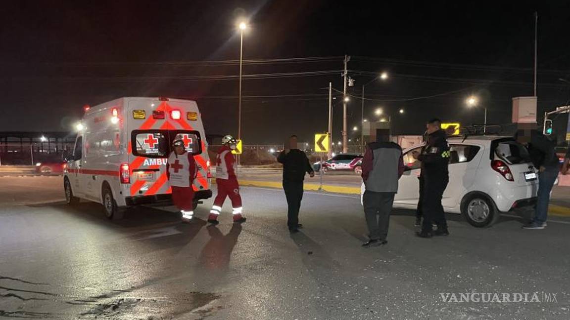 $!Paramédicos de la Cruz Roja valoraron al conductor, quien solo sufrió golpes leves.